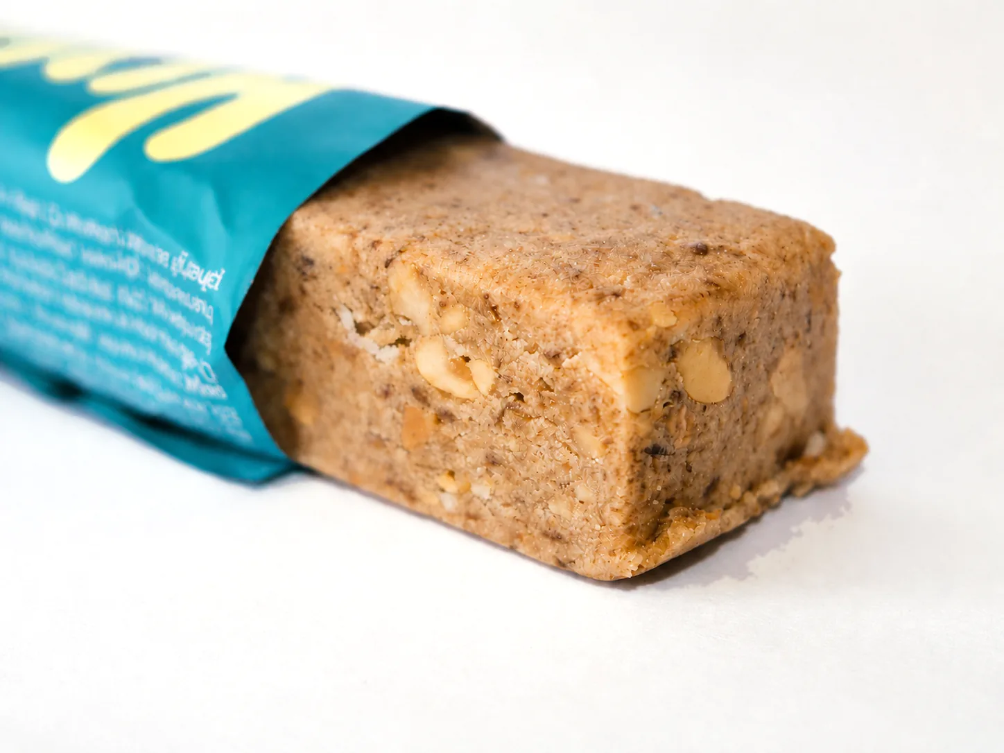 Corte de la barrita Kubari Peanut Bite con trozos de cacahuete